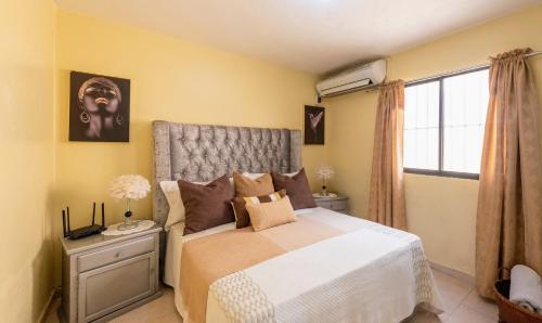 MandingaAcogedor Espacio en Santo Domingo Este.的一间卧室设有一张大床和一个窗户。