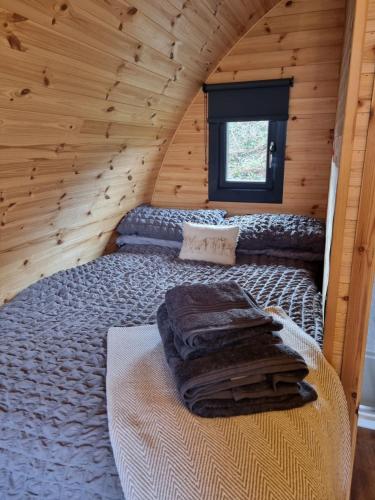 HarloshLochview Pods的木墙客房的一张床位