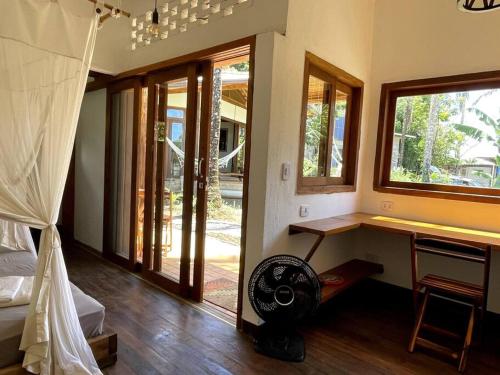 大塞拉Casa do Jardim的客房设有风扇、书桌和窗户。