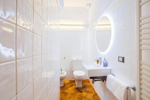 佛罗伦萨Condotta 16 Apartments的白色的浴室设有水槽和卫生间。