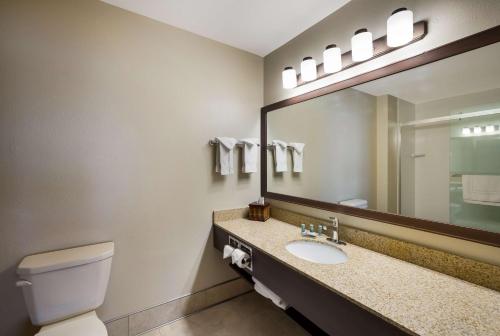 Vermillion弗米利恩贝斯特韦斯特酒店的一间带卫生间、水槽和镜子的浴室