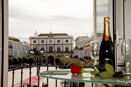 麦地那西多尼亚德拉阿拉米达公寓的坐在大楼前的桌子上,一瓶葡萄酒