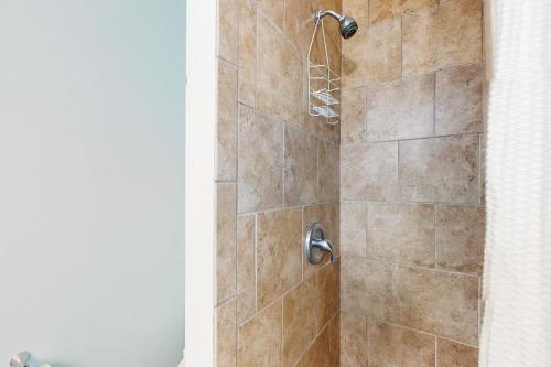 格尔夫海岸Abaco House的配有棕色瓷砖淋浴的淋浴间