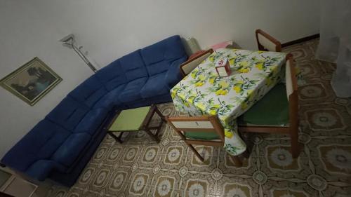 蒙法尔科内da Lilia in Salute&Bellezza的一间小卧室,配有蓝色的双层床和一张床