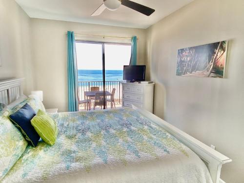 奥兰治比奇Phoenix VII 71113 by ALBVR - Beautiful Beachfront Condo with Amazing Views & Amenities!的一间卧室配有一张床,享有海景