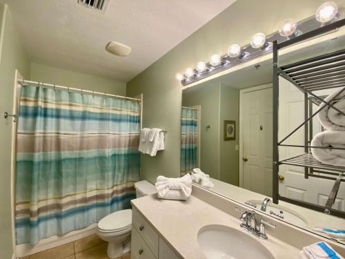 格尔夫海岸Island Royale P403 by ALBVR - Beautiful Beachfront Penthouse Level Condo!的一间带水槽、卫生间和镜子的浴室