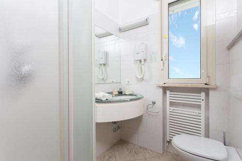 米兰马瑞提那安布拉酒店的白色的浴室设有水槽和卫生间。
