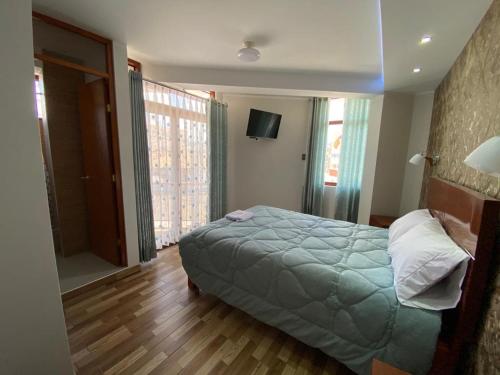 豪哈EL GRAN SEÑORIAL的一间卧室配有一张床和一台电视