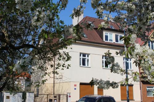布拉格汉斯普卡膳食公寓的白色房子,有红色屋顶