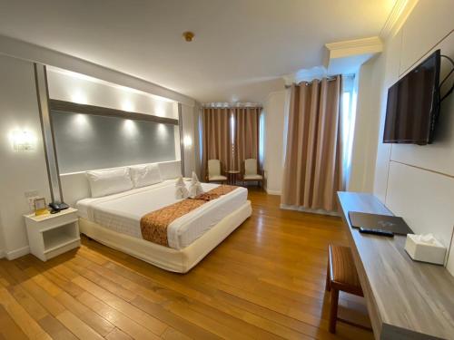 素辇府通塔林酒店的配有一张床和一台平面电视的酒店客房