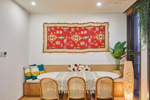 首尔Hotel POCO Seongsu的一间配备有桌椅和红色地毯的用餐室