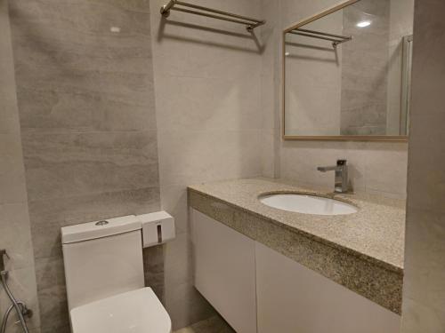 马富施Arora View的一间带水槽、卫生间和镜子的浴室