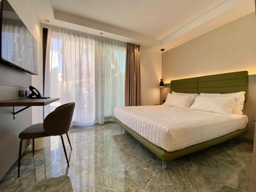 切法卢Salemare Rooms & Suites的卧室配有床、椅子和窗户。