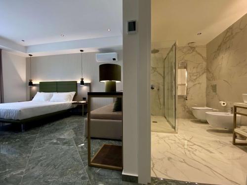 切法卢Salemare Rooms & Suites的一间酒店客房 - 带一张床和一间浴室