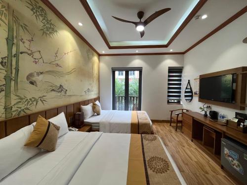 下龙湾Samatha Hotel Bai Chay, Ha Long的酒店客房设有两张床和一台平面电视。