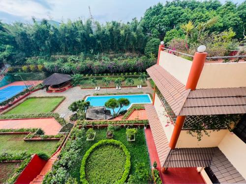 邦美蜀丹圣酒店的享有带游泳池的度假村的空中景致