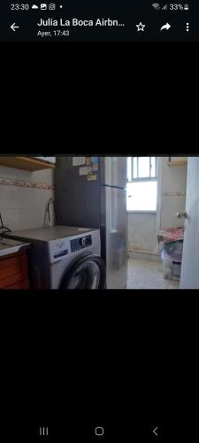 布宜诺斯艾利斯Departamento en la Boca piso 11 vista panoramica的厨房配有冰箱和洗衣机。