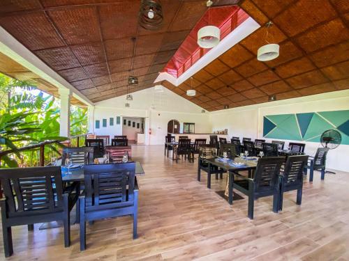 公主港Carpe Diem Villas & Resort的用餐室配有黑色的桌椅