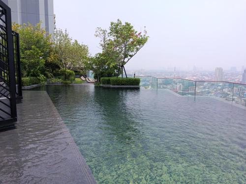 芭堤雅市中心Edge Central Pattaya Lux的建筑物边的一大片水