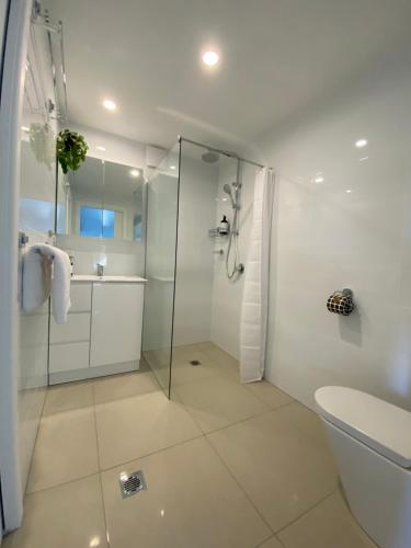 科夫斯港Wave Cave Suite的带淋浴和卫生间的白色浴室