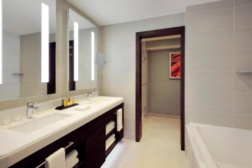 阿斯塔纳SAAD Hotel Astana的一间带两个盥洗盆和大镜子的浴室