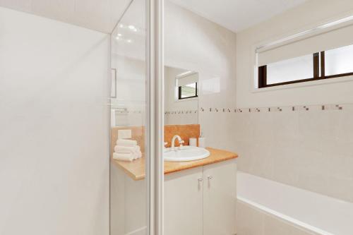 Goughs BayEl Gallo Pinto的白色的浴室设有水槽和淋浴。
