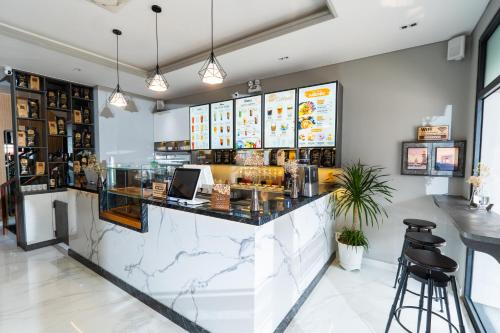 富国LeeVi Homestay - Coffee - Milktea的餐厅内的酒吧,带柜台和凳子