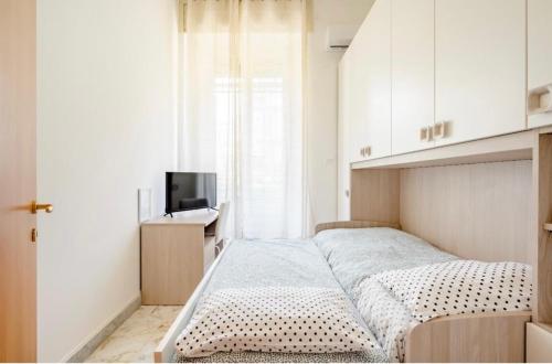 卡塔尼亚Mi casa tu casa - Guest House的一间小卧室,配有一张床和电视