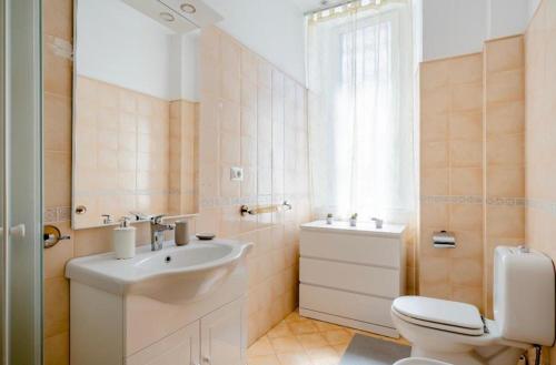 卡塔尼亚Mi casa tu casa - Guest House的白色的浴室设有水槽和卫生间。