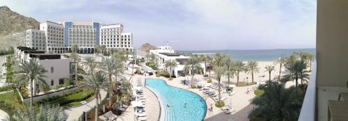 SharmThree Bedroom Apartment at Address Residence Fujairah的享有带游泳池的度假村的空中景致