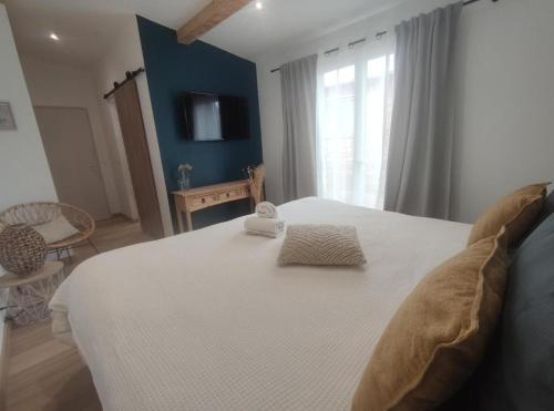 菲加里艾苏拉贝拉旅馆的一间卧室配有一张床,上面有两条毛巾