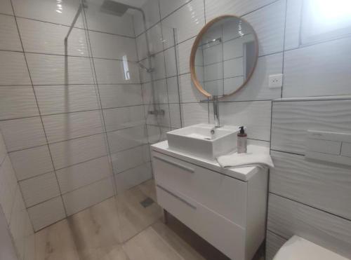菲加里艾苏拉贝拉旅馆的白色的浴室设有水槽和镜子