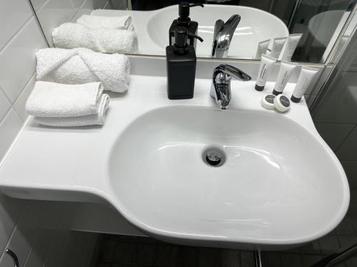 达尔文DCH on Mitchell的浴室设有白色水槽和毛巾
