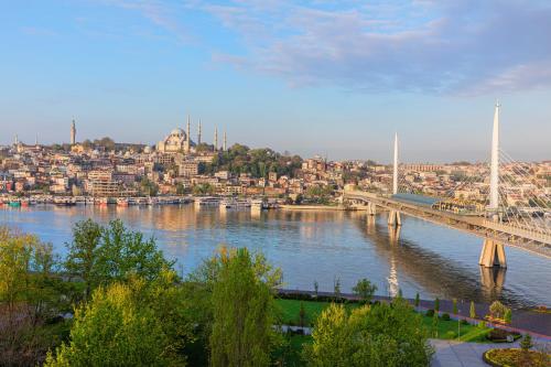 伊斯坦布尔Csk The Halich Port İstanbul的一座城市旁的河流上的桥梁