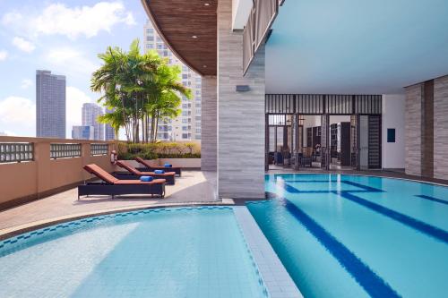 曼谷曼谷萨默塞特苏安普卢公园酒店的一座大楼顶部的游泳池