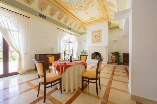 加利波利HOTIDAY Masseria Gallipoli的一间带桌椅的用餐室
