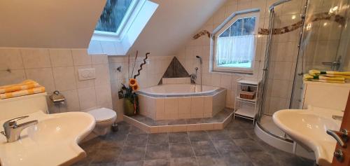 RantenLandhaus Zitz的带浴缸、卫生间和盥洗盆的浴室