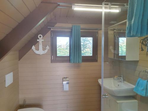 拉斯特Chalet im See- Nr 44的一间带盥洗盆和窗户的浴室