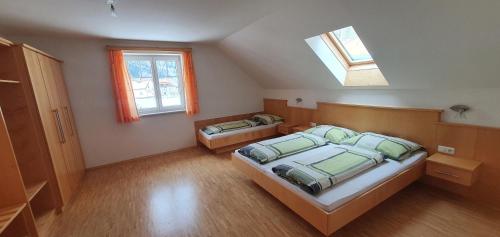 RantenLandhaus Zitz的阁楼卧室设有两张床和天窗