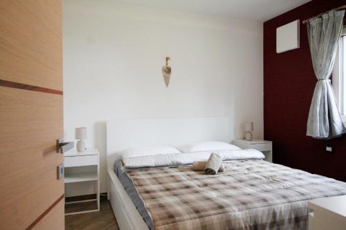 卡瓦莱塞CASA YARA - Dolomiti Affitti的一间卧室,卧室内配有一张大床