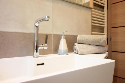 卡瓦莱塞CASA YARA - Dolomiti Affitti的一间带水槽和水龙头的浴室