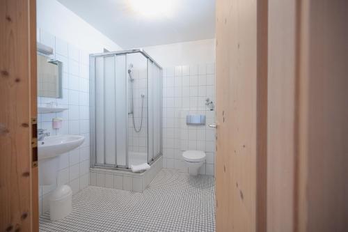 霍夫比伯Gasthof Sondergeld的带淋浴、卫生间和盥洗盆的浴室