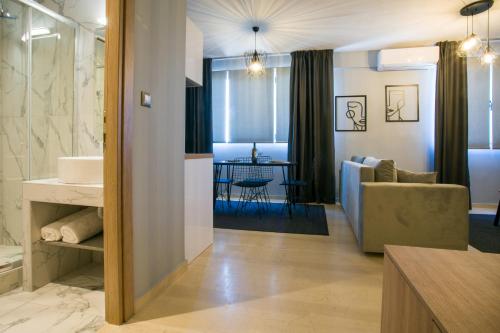 塞萨洛尼基marizas luxury suites #2的一间带水槽的浴室和一间客厅