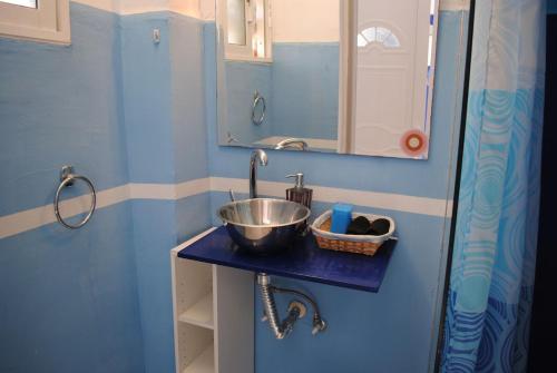 阿凡杜Karmik Concept Apartments的一间带水槽和镜子的小浴室