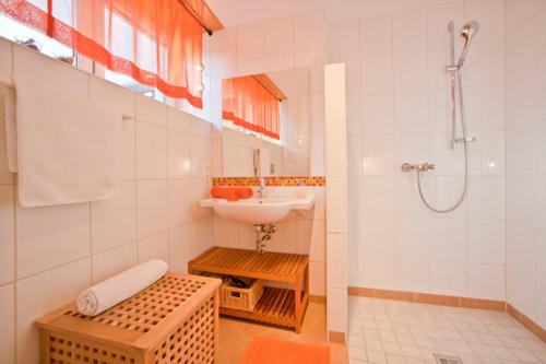 蒂罗尔州圣约翰Landhaus Almdorf的白色的浴室设有水槽和淋浴。