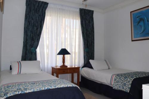 乌旺戈海滩laguna la Crete 98的酒店客房设有两张床和窗户。