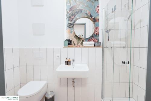 明斯特City-Studio mit Boxspring-Bett und Küche的一间带水槽、卫生间和镜子的浴室
