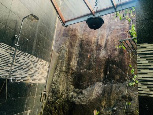 高尔Jungle city Hostel的浴室内享有淋浴的景致。