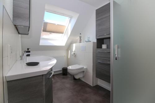 诺德代希Ferienwohnungen Gatena的浴室配有白色水槽和卫生间。