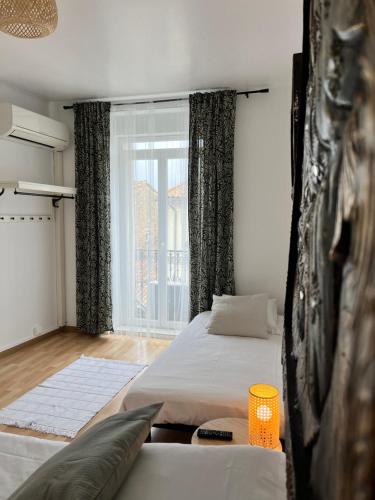 贝济耶新城恩梵特斯特力宝酒店的一间卧室设有一张床和一个大窗户